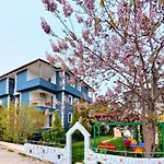 Paradise House Апарт-отель 3*
